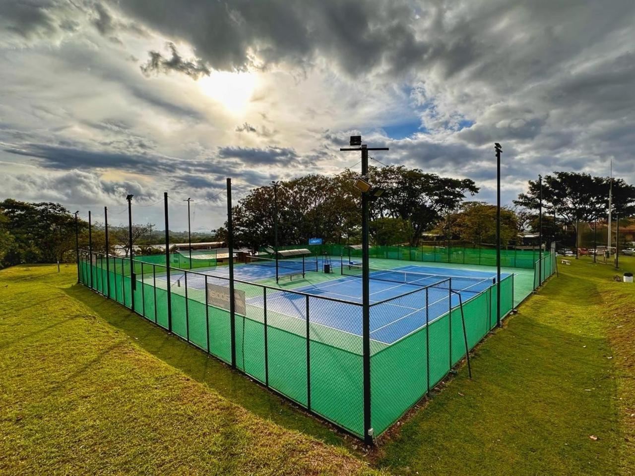 Cr Mariposa Rentals Comfortable Penthouse, Ac, Pool, Gym, Tennis Santa Ana (San Jose) Exterior foto